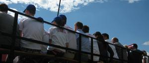 Unter sorbischer Flagge: Angehörige der slawischen Minderheit beim Spiel ihrer Nationalelf, der Wubranka.