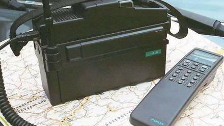 Fast ein Handy: Das C-Netz Telefon C3 von Siemens aus dem Jahr 1990 wog 2,5 Kilogramm. Der Vorgänger C2 brachte noch 6970 Gramm auf die Waage und kostete 9200 D-Mark.