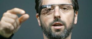 Die Welt mit den Augen von Google. Auf der Entwicklerkonferenz Google I/O in San Francisco stellte Sergej Brin, einer der beiden Unternehmensgründer, die Video-Brille „Google Glass“ vor. Mit der Brille kann man auch telefonieren.