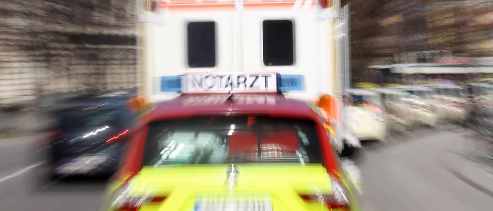 Müssen gesetzlich versicherte Patienten tatsächlich ab 1. Juli erst einmal selbst für Rettungswagen-Einsätze bezahlen? Im Streit um die Kostenabrechnungen gibt es ein neues Schreiben der Krankenkassen, aber noch keine Annäherung. 