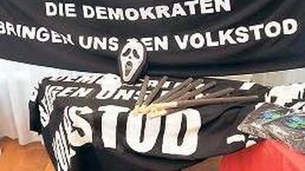 Maskiert. Die Neonazis nutzten Verkleidungen und Transparente bei ihren Aufmärschen. Foto: dpa/Nestor Bachmann