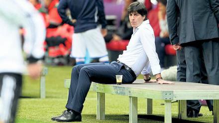 Erstmal mit sich selbst beschäftigt. Joachim Löw nach der 1:2-Niederlage der Nationalmannschaft am Donnerstagabend in Warschau.