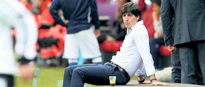 Erstmal mit sich selbst beschäftigt. Joachim Löw nach der 1:2-Niederlage der Nationalmannschaft am Donnerstagabend in Warschau.