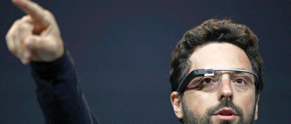 Die Welt mit den Augen von Google. Auf der Entwicklerkonferenz Google I/O in San Francisco stellte Sergej Brin, einer der beiden Unternehmensgründer, die Video-Brille „Google Glass“ vor. Mit der Brille kann man auch telefonieren.