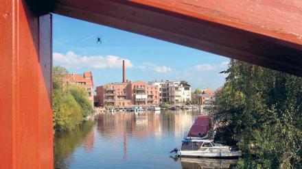 Vom Wasser aus bietet sich mal eine andere Perspektive. Wohnhäuser an der Havel am Mühlenkontor in der Stadt Brandenburg.
