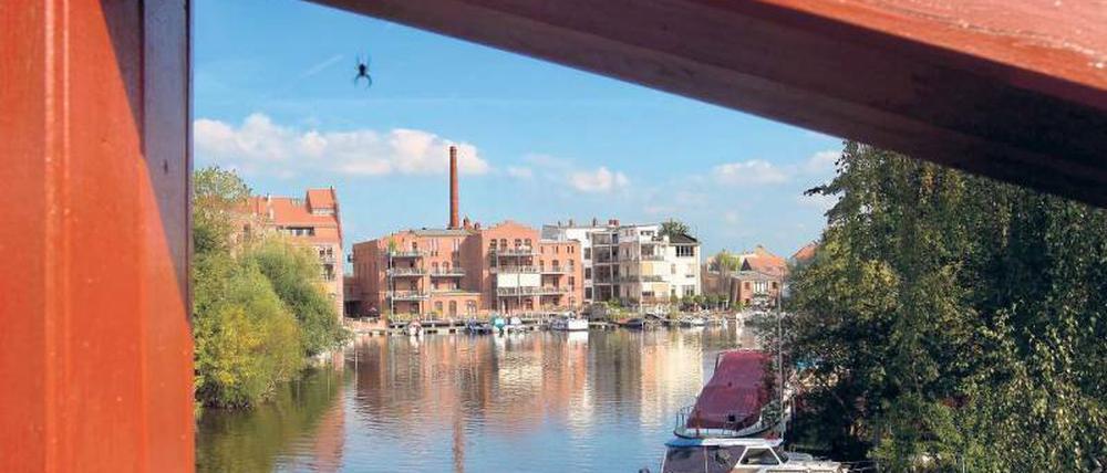 Vom Wasser aus bietet sich mal eine andere Perspektive. Wohnhäuser an der Havel am Mühlenkontor in der Stadt Brandenburg.