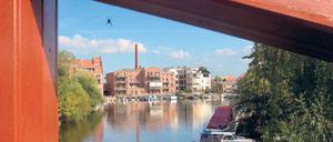 Vom Wasser aus bietet sich mal eine andere Perspektive. Wohnhäuser an der Havel am Mühlenkontor in der Stadt Brandenburg.