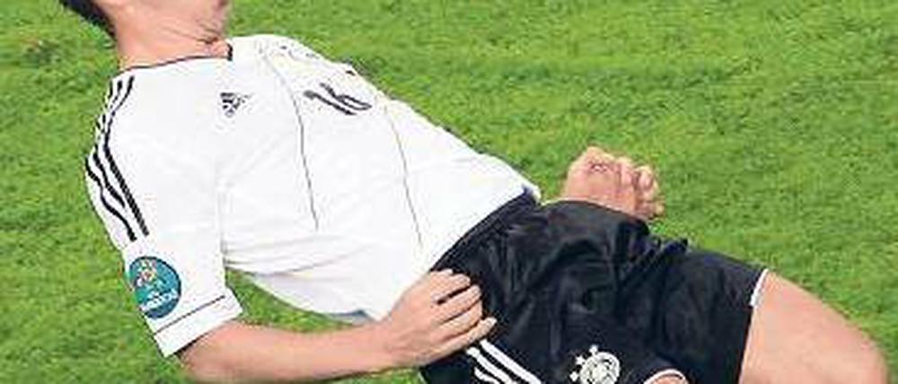 Jubelrutscher. Philipp Lahm löste mit einer Kopie seines Tores aus dem WM-Eröffnungsspiel 2006 den Knoten gegen defensive Griechen. Foto: dpa