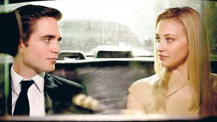 Gefühlspanzer. Eric Packer (Robert Pattinson, hier mit Sarah Gadon) erledigt alles in der Limousine, auch den Sex. „Cosmopolis“ startet am Donnerstag in neun Berliner Kinos, OmU im Central und Odeon, OV im CineStar im Sony Center.  Foto: Caitlin Cronenberg/Falcom