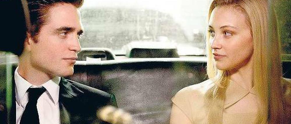 Gefühlspanzer. Eric Packer (Robert Pattinson, hier mit Sarah Gadon) erledigt alles in der Limousine, auch den Sex. „Cosmopolis“ startet am Donnerstag in neun Berliner Kinos, OmU im Central und Odeon, OV im CineStar im Sony Center.  Foto: Caitlin Cronenberg/Falcom