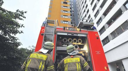 Ausgebrannt. Bei dem Feuer in einer Hochhauswohnung im Märkischen Viertel ist der 74-jährige Mieter ums Leben gekommen. Die Rettungskräfte konnten ihm nicht mehr helfen. Foto: dapd/Zinken