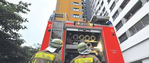 Ausgebrannt. Bei dem Feuer in einer Hochhauswohnung im Märkischen Viertel ist der 74-jährige Mieter ums Leben gekommen. Die Rettungskräfte konnten ihm nicht mehr helfen. Foto: dapd/Zinken