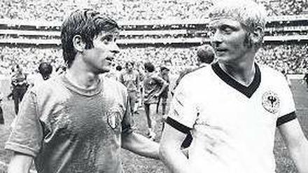 Ausgerechnet du. Gianni Rivera (links) nach dem legendären WM-Halbfinale 1970 im Gespräch mit seinem deutschen Gegen- spieler Karl-Heinz Schnellinger. Foto: dpa