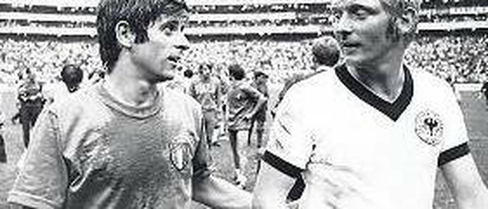 Ausgerechnet du. Gianni Rivera (links) nach dem legendären WM-Halbfinale 1970 im Gespräch mit seinem deutschen Gegen- spieler Karl-Heinz Schnellinger. Foto: dpa
