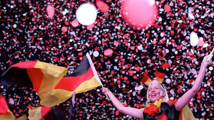 4:2 - Deutschland steht im Halbfinale. So kann es aus Sicht der deutschen Fans weitergehen. Auf der Fanmeile wurde der Sieg intensiv gefeiert.