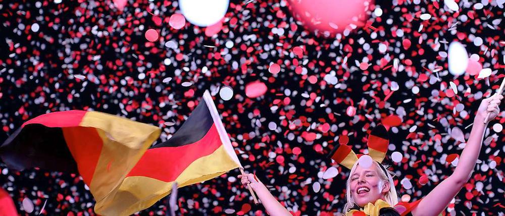 4:2 - Deutschland steht im Halbfinale. So kann es aus Sicht der deutschen Fans weitergehen. Auf der Fanmeile wurde der Sieg intensiv gefeiert.