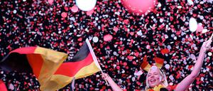 4:2 - Deutschland steht im Halbfinale. So kann es aus Sicht der deutschen Fans weitergehen. Auf der Fanmeile wurde der Sieg intensiv gefeiert.