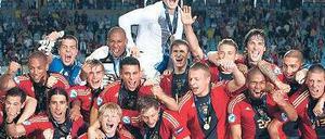 Hoch soll er leben. Die U 21 feiert den EM-Titel 2009, obenauf Torwart Manuel Neuer. Oder ist es etwa ein Bild aus der Zukunft?