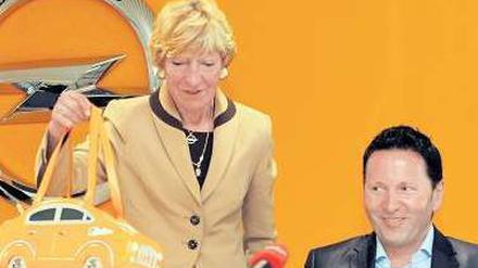 Treffen sich zwei. Heidi Hetzer, hier mit Autohandtasche, und der neue Besitzer Uwe Dinnebier erläutern am Dienstag die Einzelheiten des Verkaufs.