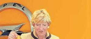 Treffen sich zwei. Heidi Hetzer, hier mit Autohandtasche, und der neue Besitzer Uwe Dinnebier erläutern am Dienstag die Einzelheiten des Verkaufs. 