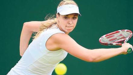 Mit starker Rückhand. Sabine Lisicki hatte mit der Kroatin Martic in der ersten Runde von Wimbledon wenig Probleme. Foto: AFP
