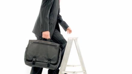 Auf der Karriereleiter. Im Laufe des Berufslebens spezialisieren sich viele Industriekaufleute auf einen Bereich wie Einkauf, Buchführung oder Personal. Foto: picture-alliance