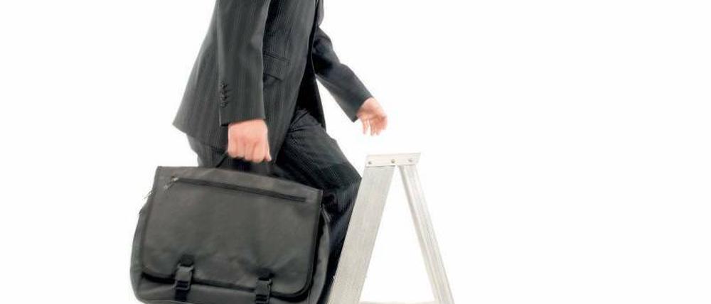 Auf der Karriereleiter. Im Laufe des Berufslebens spezialisieren sich viele Industriekaufleute auf einen Bereich wie Einkauf, Buchführung oder Personal. Foto: picture-alliance