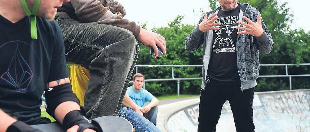 Angehende Sportlehrer trainieren in Münster mit Titus Dittmann (rechts). Foto: dapd