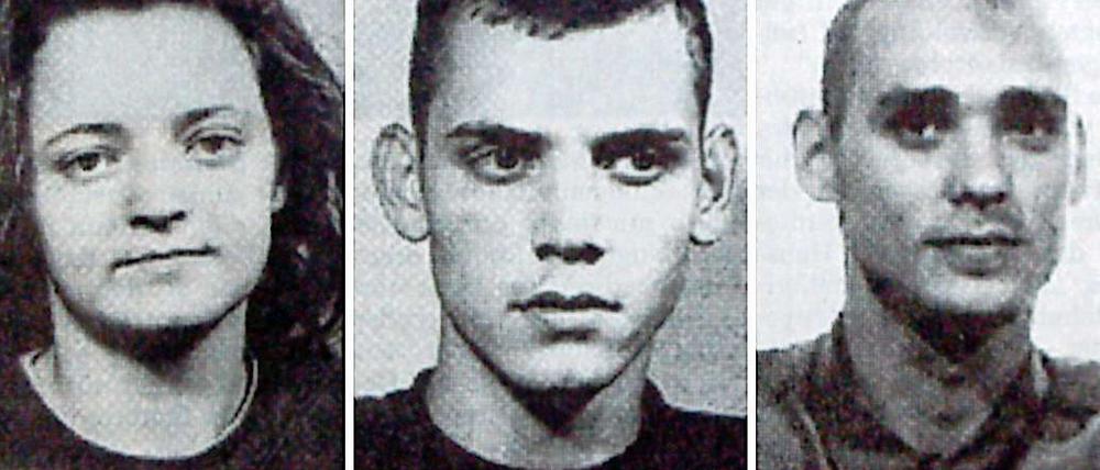 Diese Reproduktionen von Bildern der Ostthueringer Zeitung aus dem Jahr 1998 zeigt Fahndungsbilder von Beate Zschaepe (v. l. ), Uwe Boehnhardt und Uwe Mundlos.