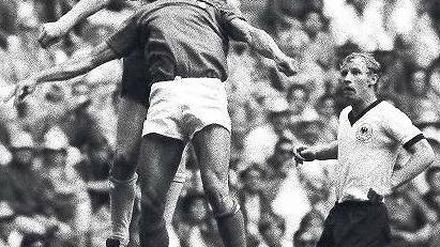 1970 gewinnt Karl-Heinz Schnellinger das Kopfballduell.