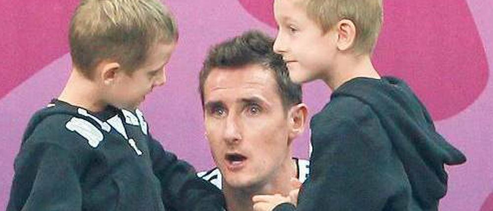 Nachwuchssorgen? Also bitte! Miroslav Klose ist der einzige Spieler aus dem deutschen EM-Kader, bei dem ein Rücktritt aus Altersgründen nahe liegt.
