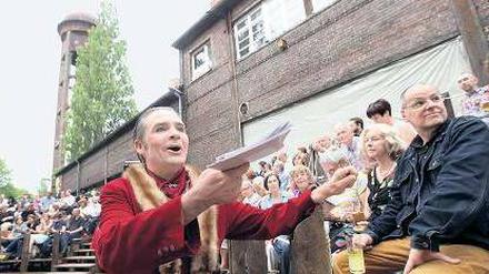 Theater ohne Dach. Die Zuschauerränge stammen aus dem Film „Anonymous“ . Die Shakespeare Company Berlin hat sie auf dem Schöneberger Südgelände aufgebaut. Foto: Davids