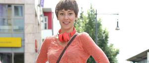 In Farbe. Heute trägt Theresa ein orangefarbenes Oberteil, ihr Lieblingskleid ist rot.