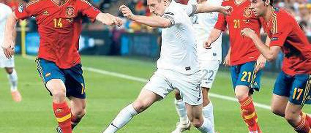 Last Man dribbling. Franck Ribéry muss sich gegen Spanien einsam vorgekommen sein. Zu selten bekam er Unterstützung von seinen Mitspielern. Foto: dpa