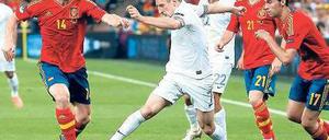 Last Man dribbling. Franck Ribéry muss sich gegen Spanien einsam vorgekommen sein. Zu selten bekam er Unterstützung von seinen Mitspielern. Foto: dpa