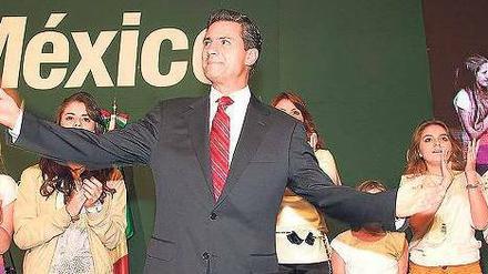 Ein Freund der Seifenoper. Enrique Peña Nieto hat die Präsidentschaftswahl gewonnen. Dabei geholfen hat ihm die Popularität seiner zweiten Frau, die der Star einer beliebten Telenovela ist. Der Sender der Gattin hat auffällig freundlich über den Wahlkampf des 45-jährigen Juristen berichtet. Foto: dpa