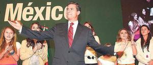 Ein Freund der Seifenoper. Enrique Peña Nieto hat die Präsidentschaftswahl gewonnen. Dabei geholfen hat ihm die Popularität seiner zweiten Frau, die der Star einer beliebten Telenovela ist. Der Sender der Gattin hat auffällig freundlich über den Wahlkampf des 45-jährigen Juristen berichtet. Foto: dpa