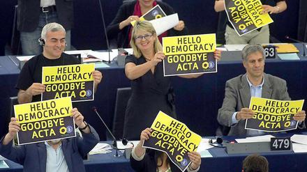 Tschüß, Acta: Mitglieder der Grünen-Fraktion im Europaparlament verabschieden sich während der Debatte demonstrativ vom ungeliebten Handelsabkommen.