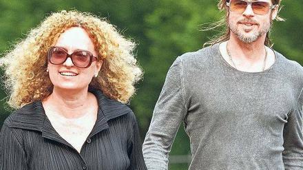 Wer ist hier der Star? Brad Pitt beim Besuch in Kassel mit Documenta-Chefin Carolyn Christov-Bakargiev.