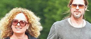 Wer ist hier der Star? Brad Pitt beim Besuch in Kassel mit Documenta-Chefin Carolyn Christov-Bakargiev.