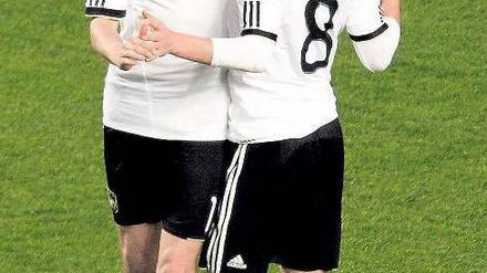 Küssen erlaubt. Doch Schwule und Frauen als Akteure und Akteurinnen würden eine bedeutende Funktion des Fußballs stören: die Konstruktion von Männlichkeit.
