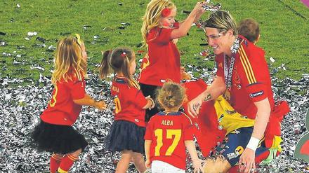 Konfettikrönung. Fernando Torres wird von seinen Kindern und denen seiner Teamkollegen mit viel Glanz bedacht. Foto: Reuters
