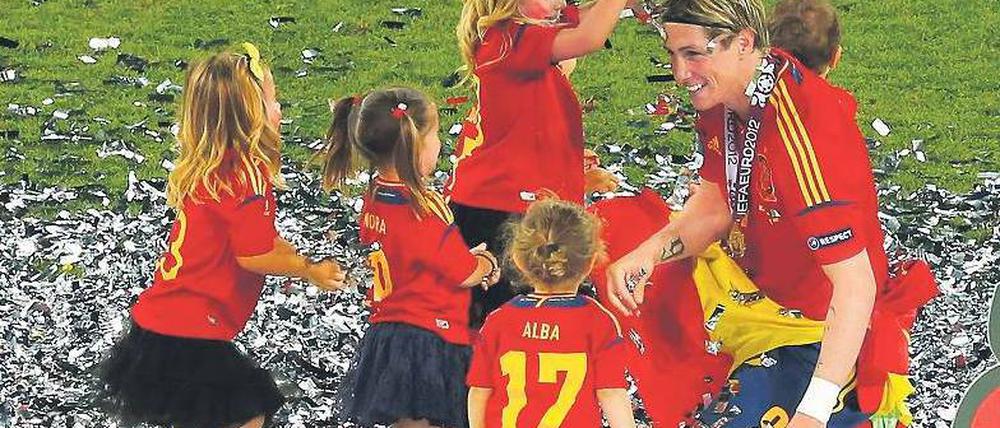 Konfettikrönung. Fernando Torres wird von seinen Kindern und denen seiner Teamkollegen mit viel Glanz bedacht. Foto: Reuters