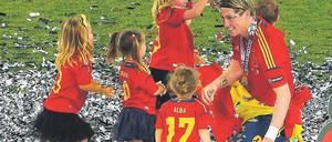 Konfettikrönung. Fernando Torres wird von seinen Kindern und denen seiner Teamkollegen mit viel Glanz bedacht. Foto: Reuters