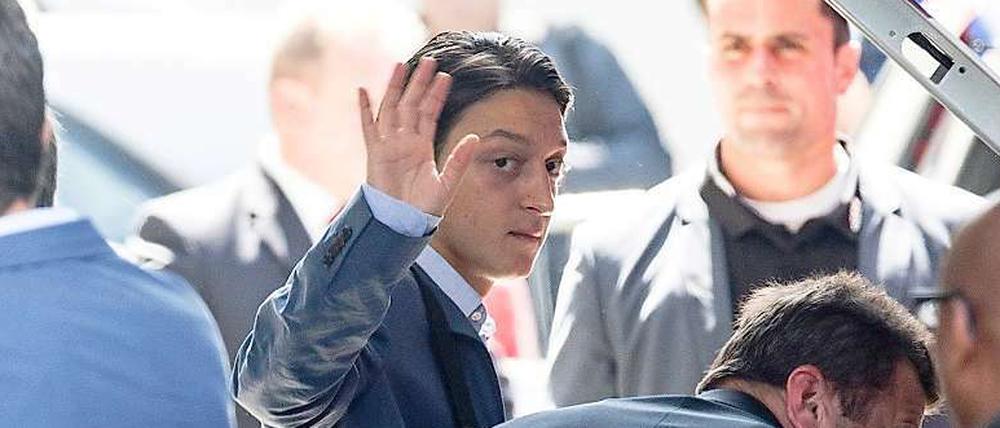 Auf Wiedersehen. Die deutsche Mannschaft um Mesut Özil hat bei der EM nicht enttäuscht, trotzdem müssen die jungen Spieler um Mesut Özil jetzt Kritik einstecken.