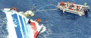 Spuren im Meer. Die brasilianische Marine bei der Bergung eines Heckteils im Juni 2009. 