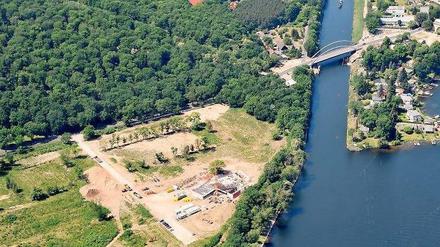 Raum für Ideen. Das Plattner-Areal im Norden Potsdams. Nach fast zehnjähriger Vorplanungszeit entsteht hier derzeit der „Campus am Jungfernsee“ mit dem SAP-Innovations-Lab. Rechts im Bild die Südbrücke nach Neu Fahrland, auf der die B 2 verläuft. Sie verbindet Potsdam und Berlin-Spandau.