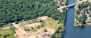 Raum für Ideen. Das Plattner-Areal im Norden Potsdams. Nach fast zehnjähriger Vorplanungszeit entsteht hier derzeit der „Campus am Jungfernsee“ mit dem SAP-Innovations-Lab. Rechts im Bild die Südbrücke nach Neu Fahrland, auf der die B 2 verläuft. Sie verbindet Potsdam und Berlin-Spandau.
