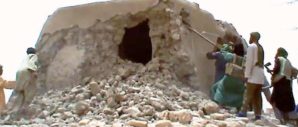 Zerstörungswerk. Islamisten zerstören mit Spitzhacken und Schaufeln muslimische Heiligtümer in der Wüstenstadt Timbuktu. Das Foto stammt aus einer Videoaufnahme eines Zeugen. 