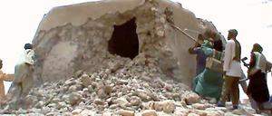 Zerstörungswerk. Islamisten zerstören mit Spitzhacken und Schaufeln muslimische Heiligtümer in der Wüstenstadt Timbuktu. Das Foto stammt aus einer Videoaufnahme eines Zeugen. 